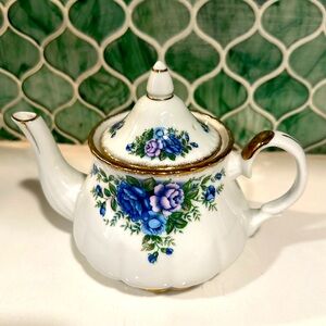 ENGLISH GARDEN TEAPOT BY ROBINSON DESIGNS JAPAN 
 BLUE